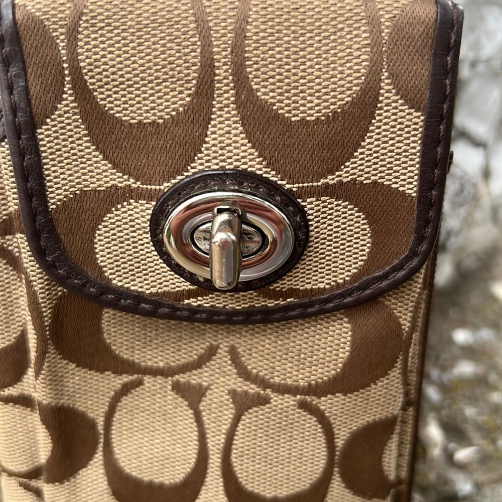 Coach Turn-lock Signature Canvas Wristlet/Phone Wallet EUC - Picture 4 of 14